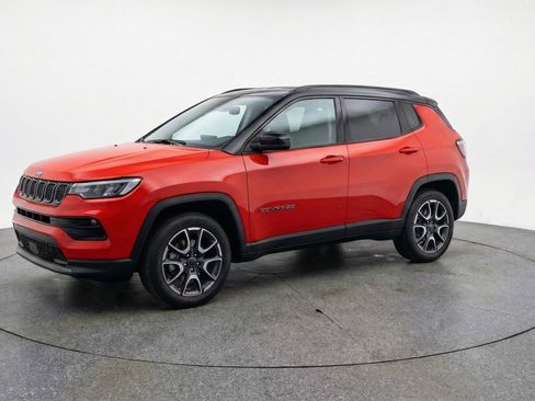 Used 2025 Jeep Compass Trailhawk image 3