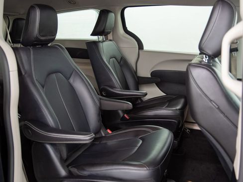 Used 2024 Chrysler Pacifica Limited FWD image 17