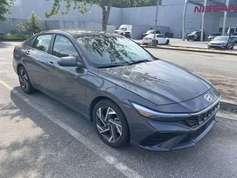 Used 2025 Hyundai Elantra SEL image 4