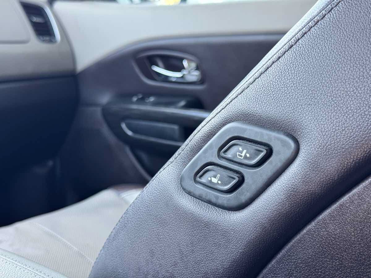 Used 2017 Kia Sedona SX Limited FWD image 38