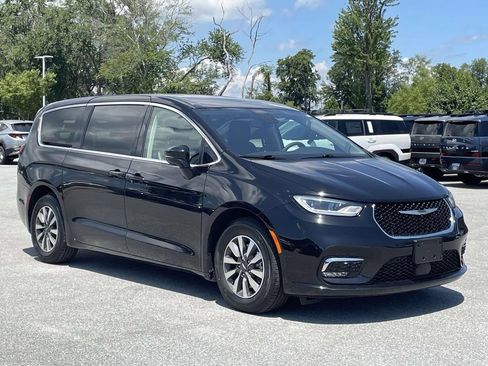 Used 2024 Chrysler Pacifica Limited FWD image 1