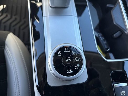 New 2025 Mitsubishi Outlander SE image 35