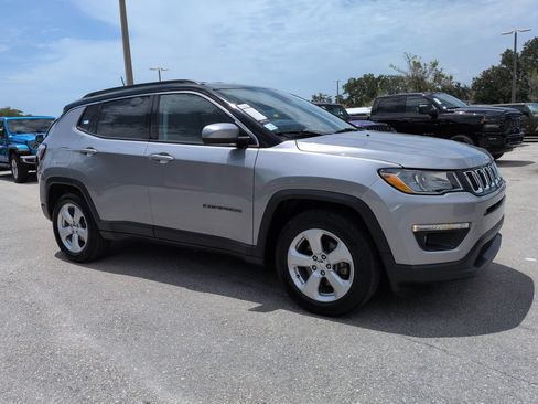 Used 2019 Jeep Compass Latitude FWD image 2