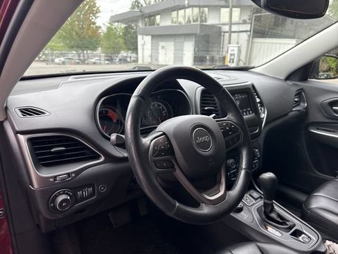 Used 2019 Jeep Cherokee Latitude Plus w/ Comfort/Convenience Group AWD/4WD image 17