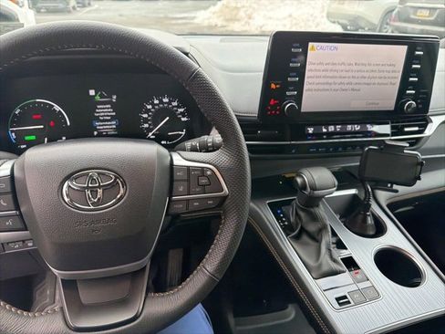 Used 2024 Toyota Sienna XLE Woodland Edition image 12