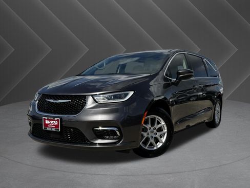 Used 2023 Chrysler Pacifica Touring-L FWD image 2