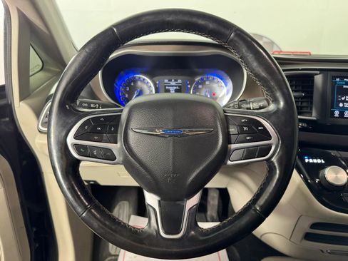 Used 2019 Chrysler Pacifica Touring-L FWD image 12