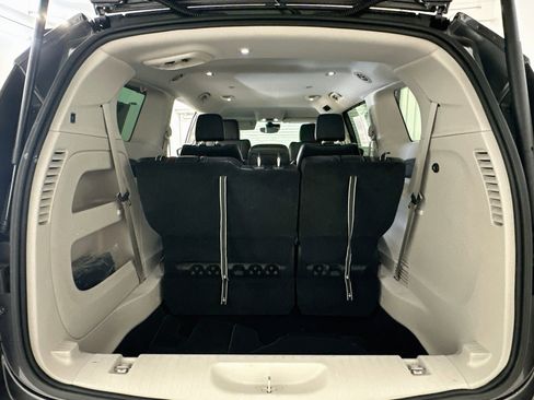 Used 2023 Chrysler Pacifica Touring-L FWD image 30