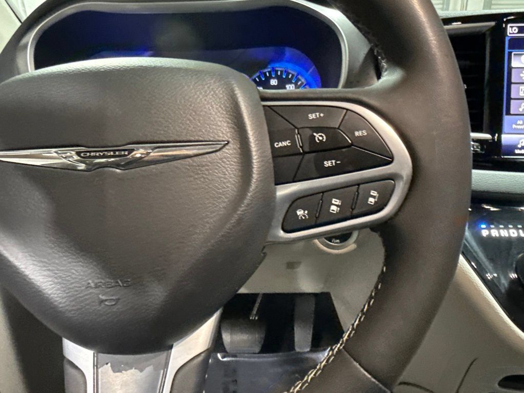 Used 2023 Chrysler Pacifica Touring-L FWD image 24