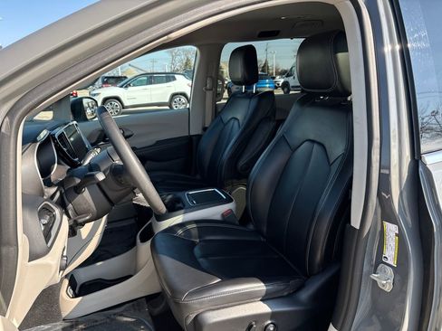 Used 2023 Chrysler Pacifica Touring-L image 11