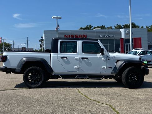 Used 2023 Jeep Gladiator Sport AWD/4WD image 2
