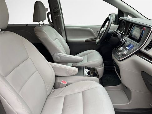 Used 2017 Toyota Sienna XLE Premium image 26