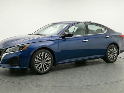 Used 2025 Nissan Altima 2.5 SV FWD image 3