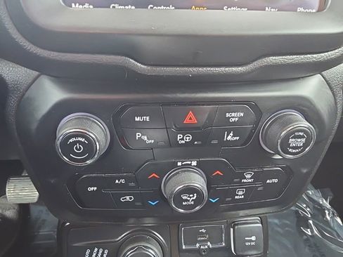 Used 2021 Jeep Renegade Latitude w/ Luxury Group I AWD/4WD image 20