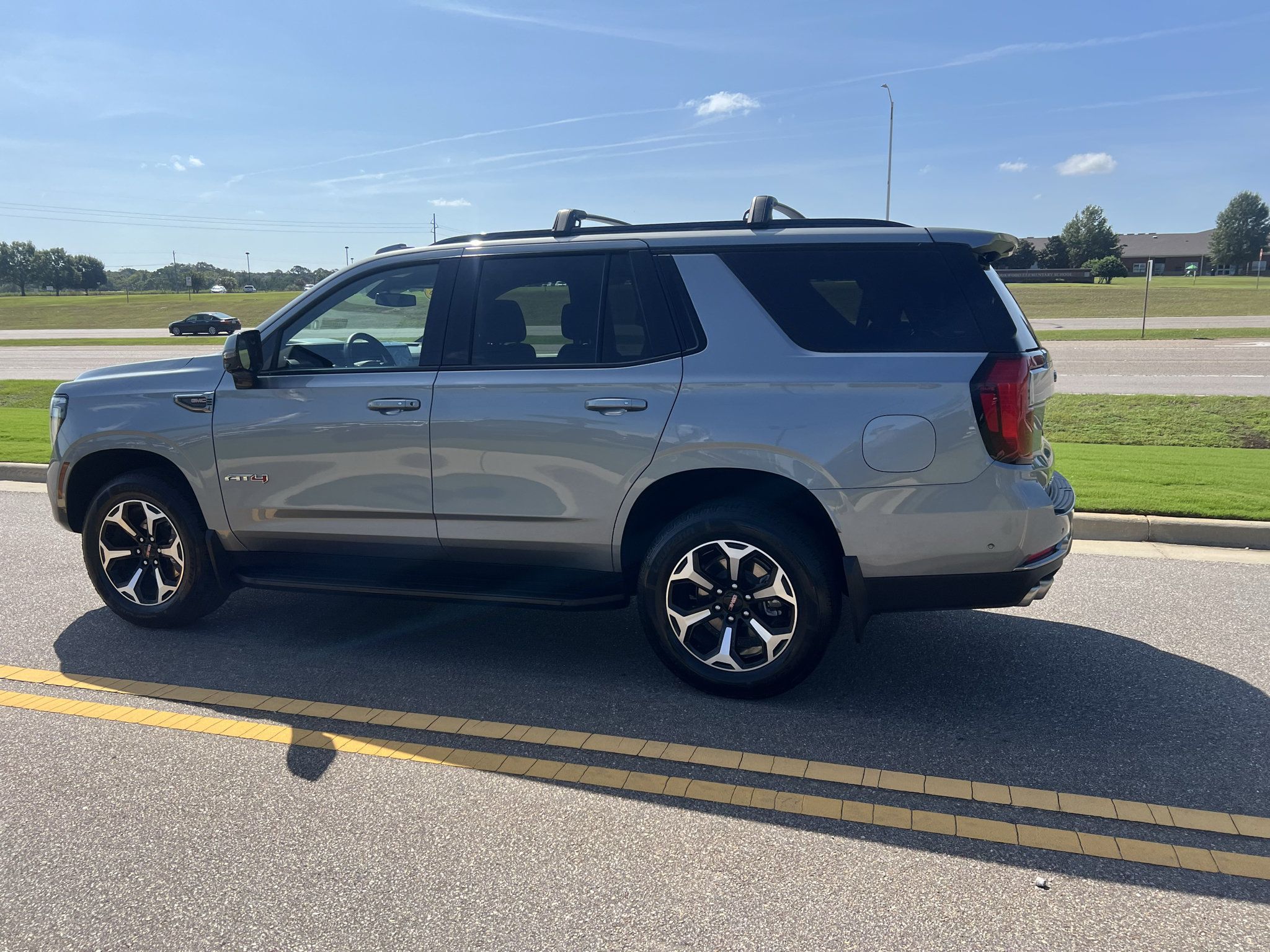 Used 2025 GMC Yukon AT4 w/ LPO, Get Active Package AWD/4WD image 8