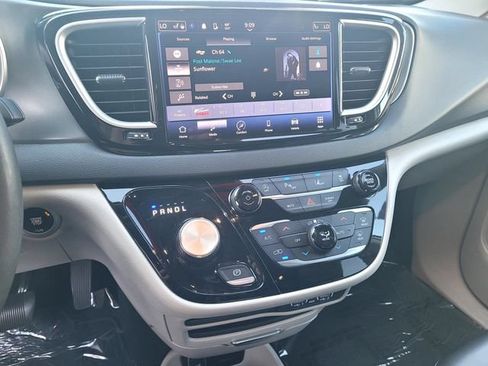 Used 2023 Chrysler Pacifica Touring-L FWD image 17