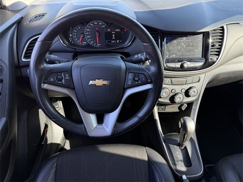 Used 2022 Chevrolet Trax LT w/ LT Convenience Package image 11