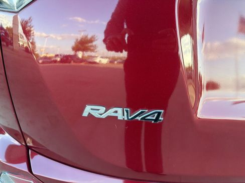 Used 2018 Toyota RAV4 LE FWD image 7