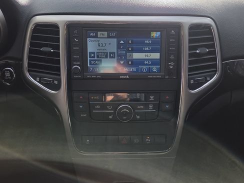 Used 2011 Jeep Grand Cherokee Laredo AWD/4WD image 17