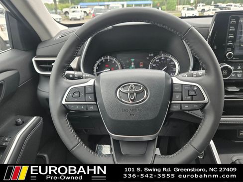 Used 2022 Toyota Highlander XLE AWD/4WD image 14