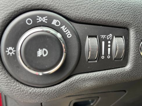 Used 2019 Jeep Cherokee Limited image 22