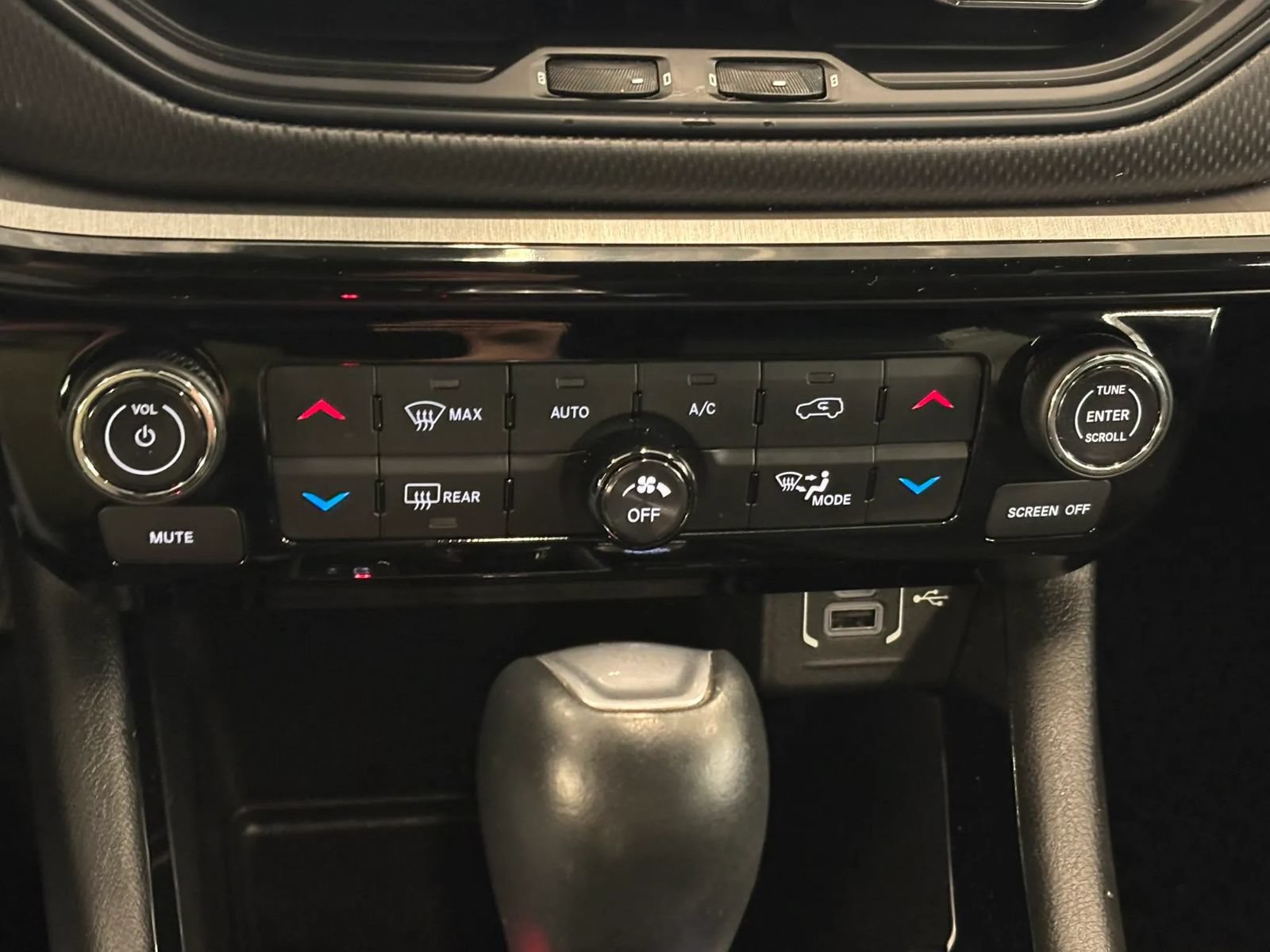 Used 2025 Jeep Compass Trailhawk w/ Trailhawk Convenience Group AWD/4WD image 46