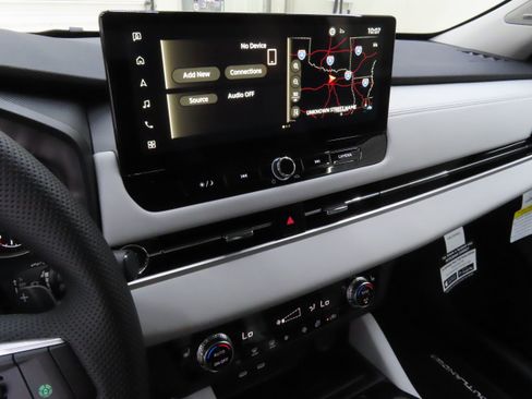 New 2025 Mitsubishi Outlander SE image 16