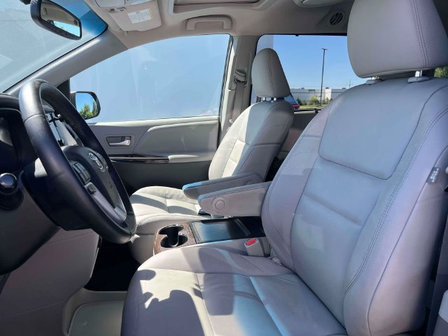 Used 2017 Toyota Sienna XLE w/ XLE Navigation Package FWD image 27