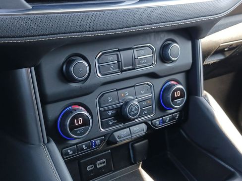 Used 2023 Chevrolet Suburban Premier image 25