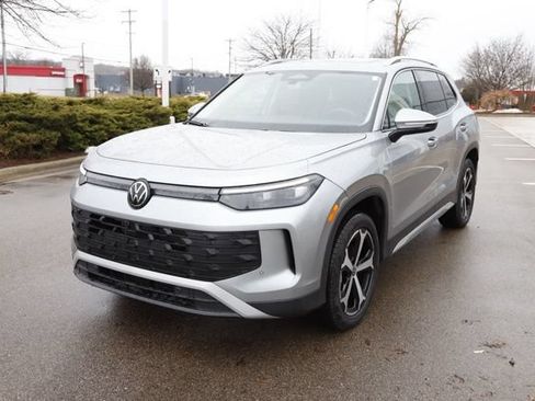 Used 2025 Volkswagen Tiguan SE w/ Panoramic Sunroof Package AWD/4WD image 9