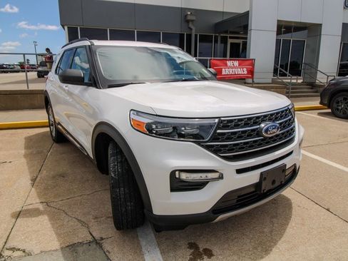 Used 2023 Ford Explorer XLT w/ Equipment Group 202A AWD/4WD image 2