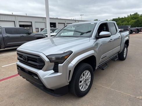Used 2025 Toyota Tacoma SR5 AWD/4WD image 2