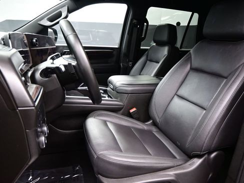 Used 2025 Chevrolet Tahoe LT AWD/4WD image 9
