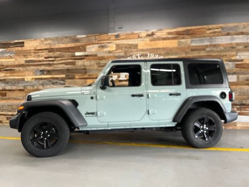Used 2023 Jeep Wrangler Unlimited Sport AWD/4WD image 14