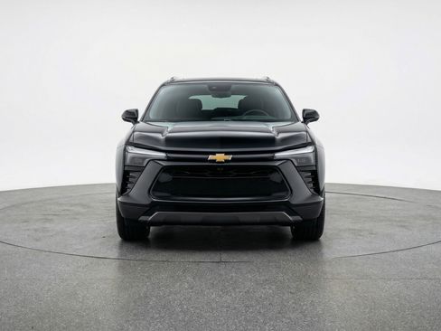 Used 2025 Chevrolet Blazer LT FWD image 2