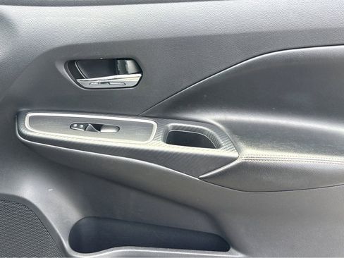 Used 2022 Nissan Versa SR FWD image 12