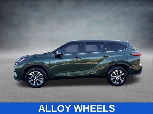 Used 2023 Toyota Highlander XLE FWD image 3