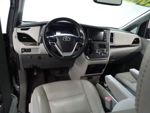 Used 2020 Toyota Sienna XLE Premium AWD/4WD image 5