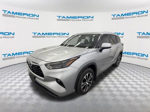Used 2023 Toyota Highlander XLE FWD image 1