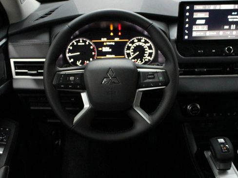 New 2025 Mitsubishi Outlander SE image 21
