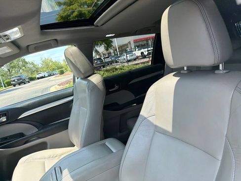 Used 2018 Toyota Highlander XLE AWD/4WD image 10