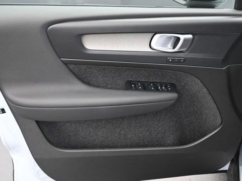 Certified 2025 Volvo XC40 B5 Plus AWD/4WD image 5