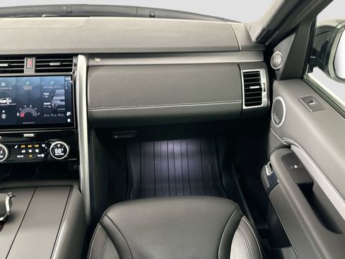 Certified 2025 Land Rover Discovery Dynamic SE image 27