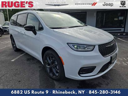 New 2026 Chrysler Pacifica Limited w/ S Appearance Package