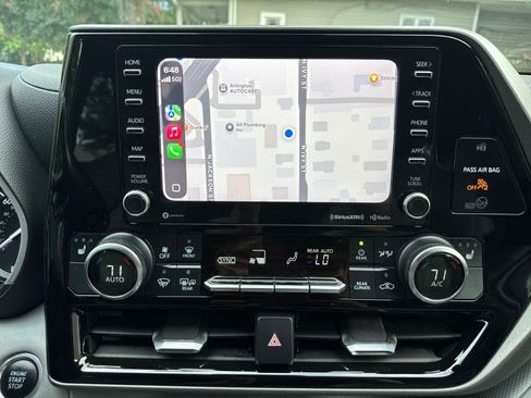 Used 2021 Toyota Highlander XLE AWD/4WD image 22
