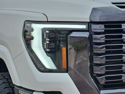 Used 2024 GMC Sierra 2500 Denali Ultimate AWD/4WD image 8