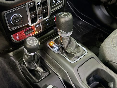 Used 2025 Jeep Wrangler Willys image 24