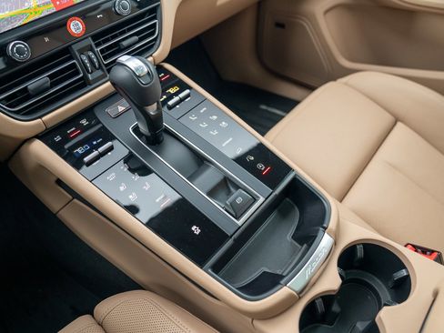 Used 2025 Porsche Macan image 20