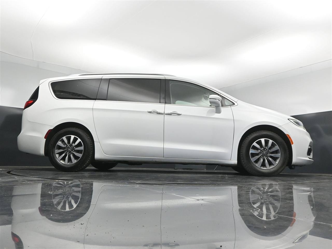 Used 2021 Chrysler Pacifica Touring-L FWD image 20