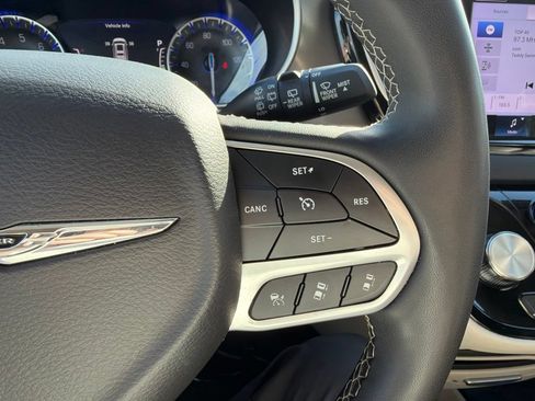 Used 2023 Chrysler Pacifica Touring-L FWD image 23